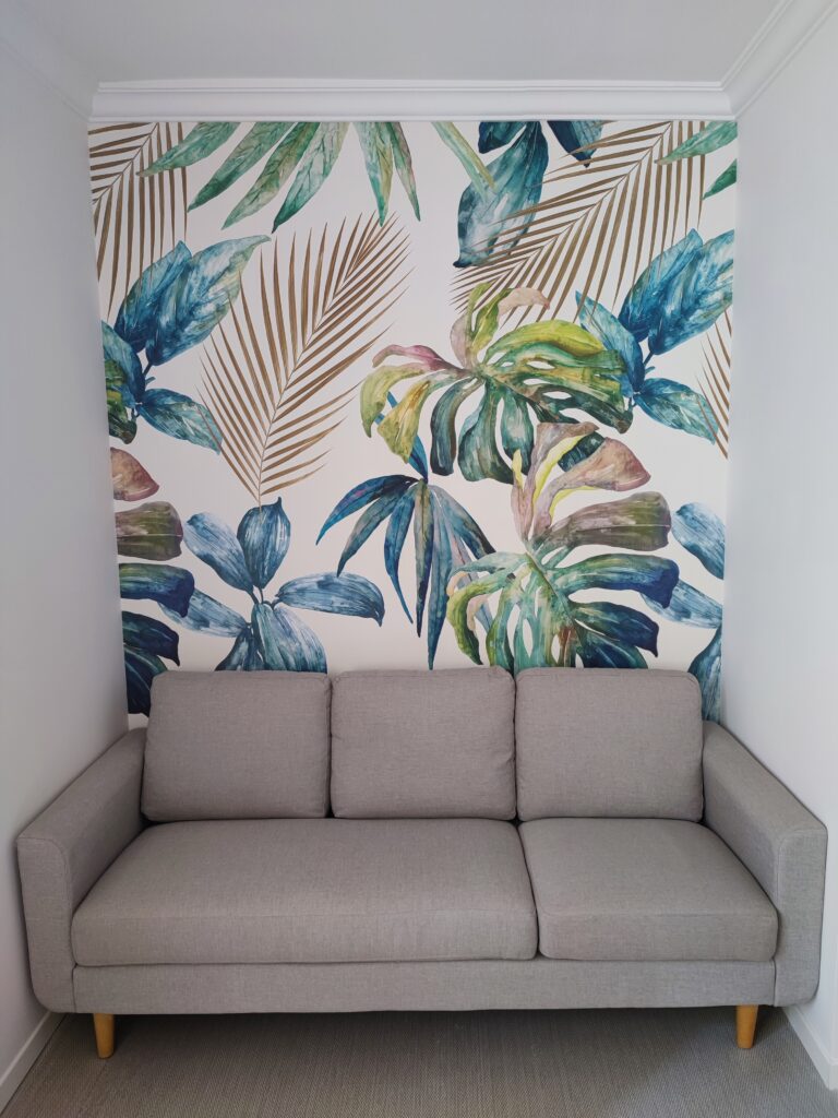 Despacho del psicólogo con un sillón acogedor