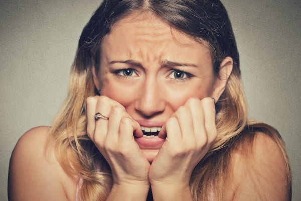 Mujer con ansiedad que necesita un psicólogo