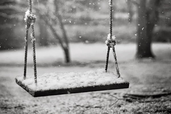 Duelo, un columpio vacío en invierno simboliza la pérdida