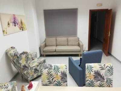 Despacho Psicologo Tenerife La Laguna Lorena Castañeda Gutiérrez La zona de los sillones y parte de la mesa de despacho