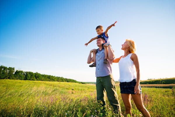 Familia feliz, terapia familiar. Están al aire libre