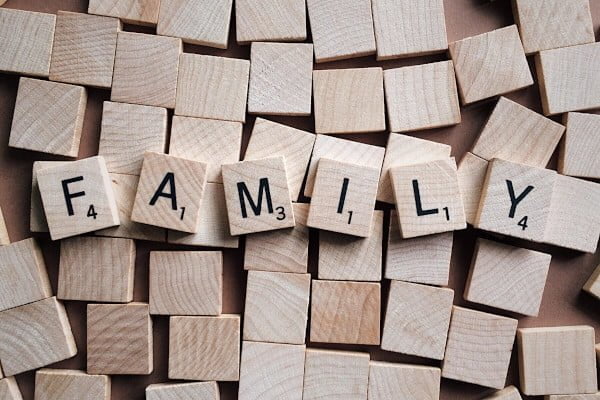 Fichas de scrable que ponen Family. Terapia familiar