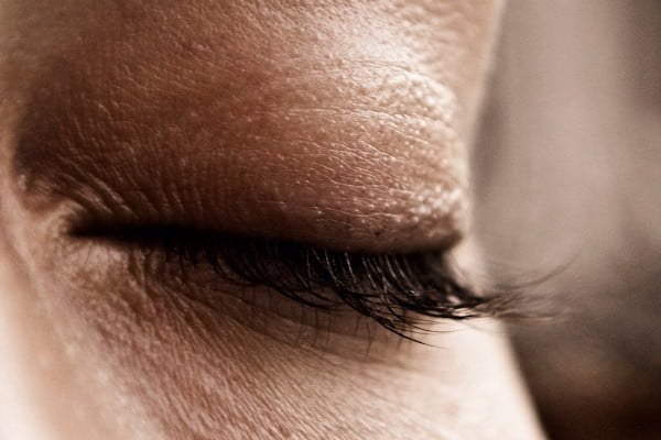 hipnosis, ojo de una persona de cerca cerrado