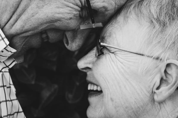 Pareja muy feliz de ancianos. Terapia de pareja