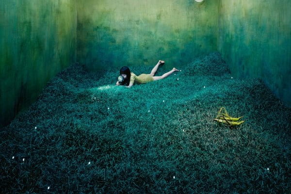 Psicólogo infantil, dibujo en el que aparece una niña en una habitación que representa un paisaje