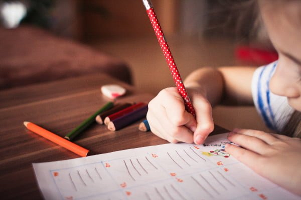 Fracaso escolar, se ve a un niño o niña haciendo la tarea