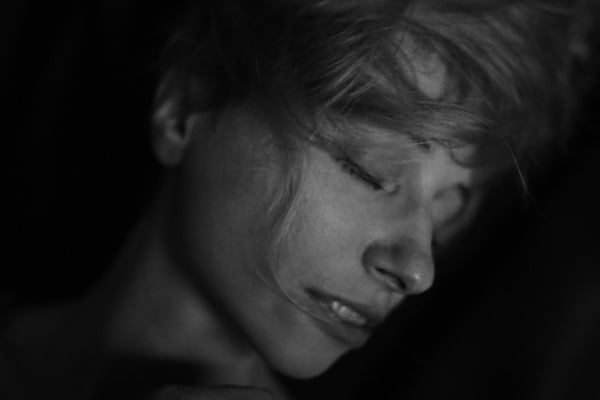 Mujer relajada, pelo alborotado, relaciones sexuales